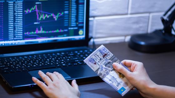 Трейдер инвестирует тенге на фондовой бирже Трейдер инвестирует тенге на фондовой бирже