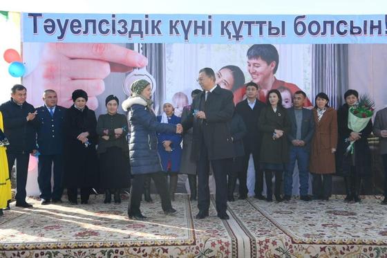 В честь Дня Независимости впервые в Кентау молодым специалистам вручили ключи от новых квартир В честь Дня Независимости впервые в Кентау молодым специалистам вручили ключи от новых квартир