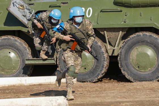 Миротворцы высадились из военной техники Миротворцы высадились из военной техники