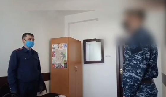 Просившего деньги на сигареты сотрудника СОБР заставили прилюдно снять погоны (видео) Просившего деньги на сигареты сотрудника СОБР заставили прилюдно снять погоны (видео)
