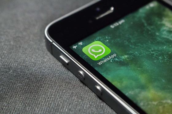 Иконка WhatsApp на рабочем столе смартфона Иконка WhatsApp на рабочем столе смартфона