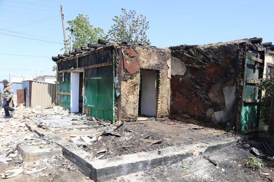 Ақтөбеде шырт ұйқыда жатқан бір отбасын ауылдасы өрттен құтқарып қалды (фото, видео) Ақтөбеде шырт ұйқыда жатқан бір отбасын ауылдасы өрттен құтқарып қалды (фото, видео)