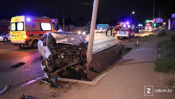 Автомобиль попал в аварию Автомобиль попал в аварию