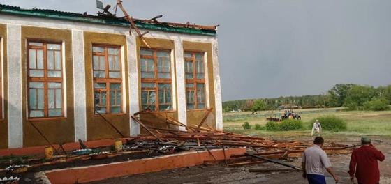 Срывало крыши, повалило деревья: сильный ураган прошел по Павлодару (фото, видео) Срывало крыши, повалило деревья: сильный ураган прошел по Павлодару (фото, видео)