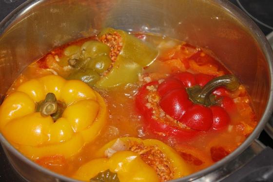 Фаршированный перец в кастрюле с соусом Фаршированный перец в кастрюле с соусом