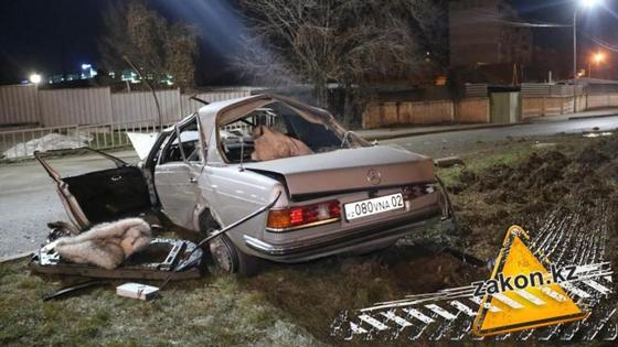 Автомобиль несколько раз перевернулся на Аль-Фараби в Алматы (фото, видео) Автомобиль несколько раз перевернулся на Аль-Фараби в Алматы (фото, видео)
