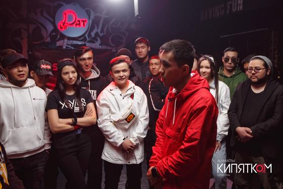 "Дат": Қазақ тілінде айтысқан рэпер жастар желіні жарды (видео) "Дат": Қазақ тілінде айтысқан рэпер жастар желіні жарды (видео)
