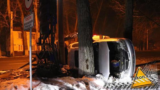 Автомобиль врезался в стелу АЗС Автомобиль врезался в стелу АЗС