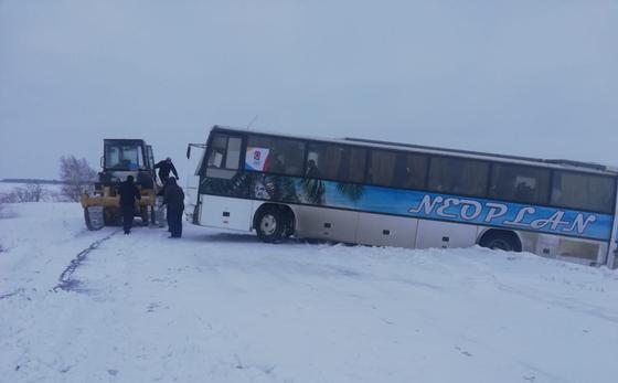 Хоккеисты из Актобе застряли в снежном заносе Хоккеисты из Актобе застряли в снежном заносе