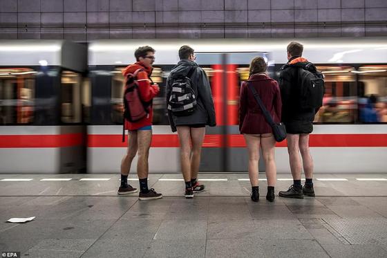 Пассажиры метро по всему миру массово сняли штаны Пассажиры метро по всему миру массово сняли штаны
