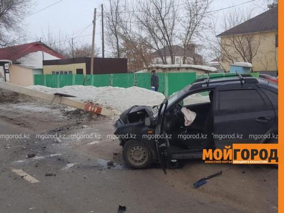 Оралда жүріп бара жатқан көліктің үстіне электр бағаны құлады Оралда жүріп бара жатқан көліктің үстіне электр бағаны құлады