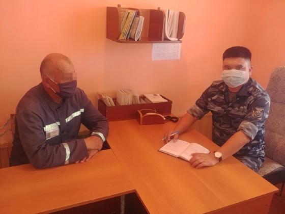 Осужденный сидит в колонии рядом с сотрудником Осужденный сидит в колонии рядом с сотрудником