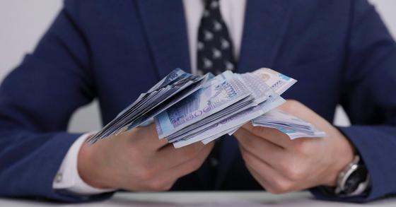 Прокурора и следователя подозревают во взятке в 30 тысяч долларов Прокурора и следователя подозревают во взятке в 30 тысяч долларов