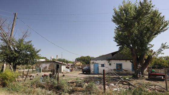 Машина стоит возле дома Машина стоит возле дома