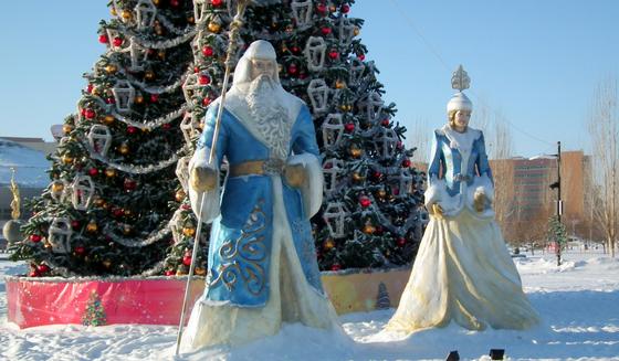 Дед Мороз и Снегурочка на фоне елки Дед Мороз и Снегурочка на фоне елки