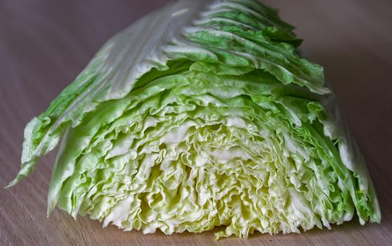 Кусок пекинской капусты на столе Кусок пекинской капусты на столе