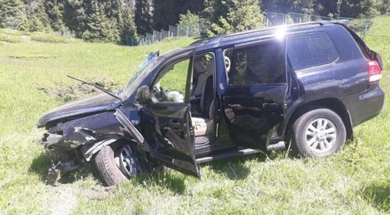 Land Cruiser c пассажирами сорвался с обрыва в районе БАО Land Cruiser c пассажирами сорвался с обрыва в районе БАО