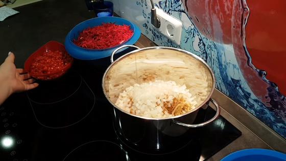 Закладка продуктов для свекольного салата в кастрюлю Закладка продуктов для свекольного салата в кастрюлю