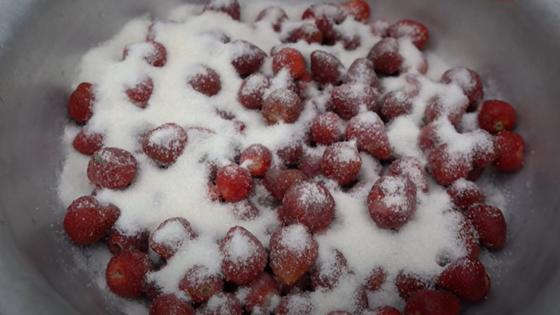 В миске клубника, пересыпанная сахаром В миске клубника, пересыпанная сахаром