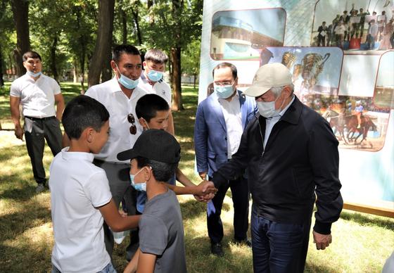 Бердібек Сапарбаев «Жеңіс» саябағында бір топ спортшылармен кездесті Бердібек Сапарбаев «Жеңіс» саябағында бір топ спортшылармен кездесті