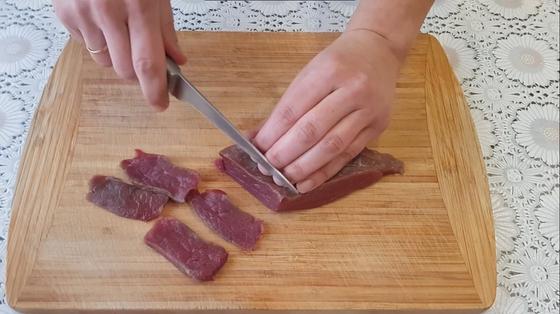 мясо по тайски с соевым соусом огурцами. Смотреть фото мясо по тайски с соевым соусом огурцами. Смотреть картинку мясо по тайски с соевым соусом огурцами. Картинка про мясо по тайски с соевым соусом огурцами. Фото мясо по тайски с соевым соусом огурцами