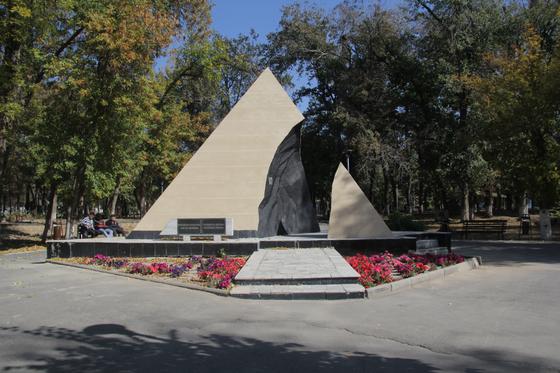 Памятник стоит в парке Памятник стоит в парке