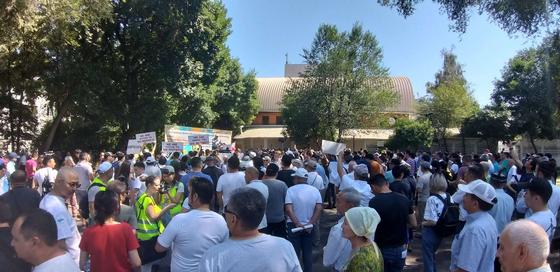 "Можем проводить культурно": мирный митинг начался в Алматы (фото) "Можем проводить культурно": мирный митинг начался в Алматы (фото)