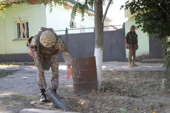 Саперы очищают улицы Арыси от боеприпасов (фото) Саперы очищают улицы Арыси от боеприпасов (фото)