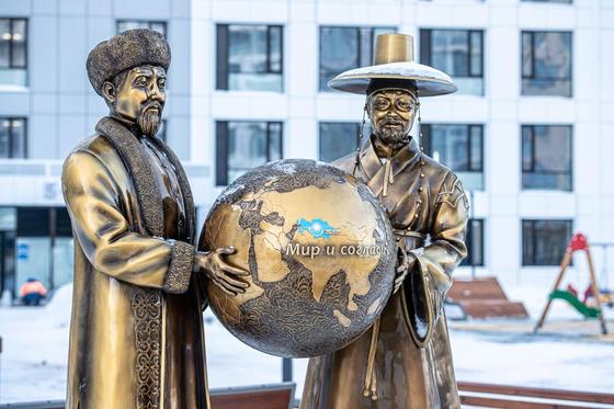 В столице появилась композиция, символизирующая казахско-корейскую дружбу В столице появилась композиция, символизирующая казахско-корейскую дружбу