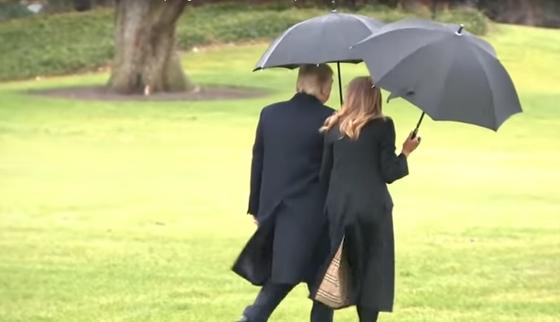 СМИ: Дональд Трамп забыл свою жену перед вылетом (видео) СМИ: Дональд Трамп забыл свою жену перед вылетом (видео)