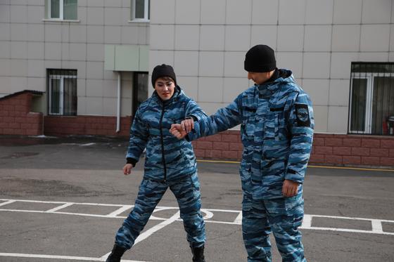 Одной левой: сотрудница СОБР из Нур-Султана завоевывает призовые места по рукопашному бою Одной левой: сотрудница СОБР из Нур-Султана завоевывает призовые места по рукопашному бою