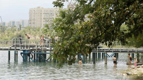 "Водичка тепленькая": как алматинцы спасаются от жары во время карантина "Водичка тепленькая": как алматинцы спасаются от жары во время карантина