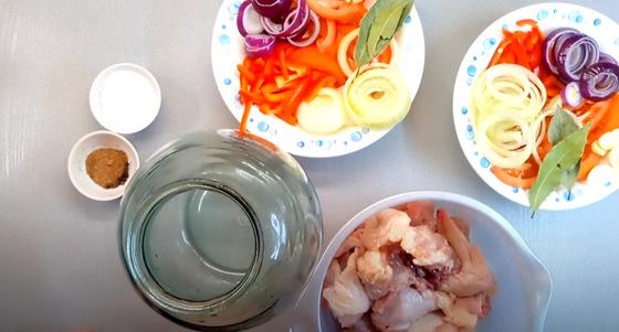 Кусочки курицы, овощи, специи и банка для запекания курицы Кусочки курицы, овощи, специи и банка для запекания курицы