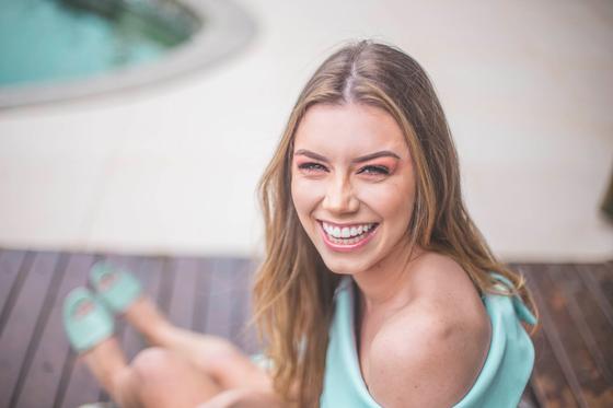 Девушка улыбается Девушка улыбается