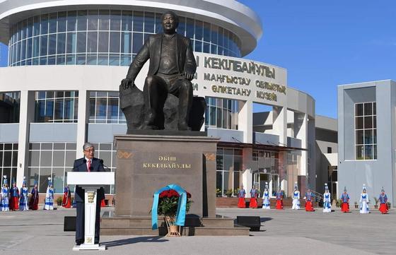 Президент Қасым-Жомарт Тоқаев Әбіш Кекілбайұлы ескерткішінің ашылу рәсіміне қатысты Президент Қасым-Жомарт Тоқаев Әбіш Кекілбайұлы ескерткішінің ашылу рәсіміне қатысты