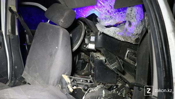 Машина, поврежденная в аварии в Алматы Машина, поврежденная в аварии в Алматы