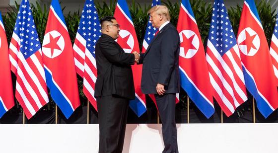 Трамп встретился с лидером КНДР Ким Чен Ыном на границе двух Корей Трамп встретился с лидером КНДР Ким Чен Ыном на границе двух Корей