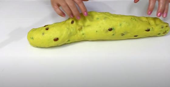 Тесто, скатанное в толстый жгут Тесто, скатанное в толстый жгут