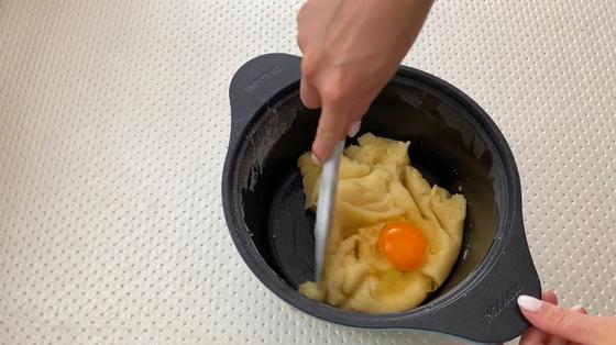 Смешивание теста с яйцом Смешивание теста с яйцом
