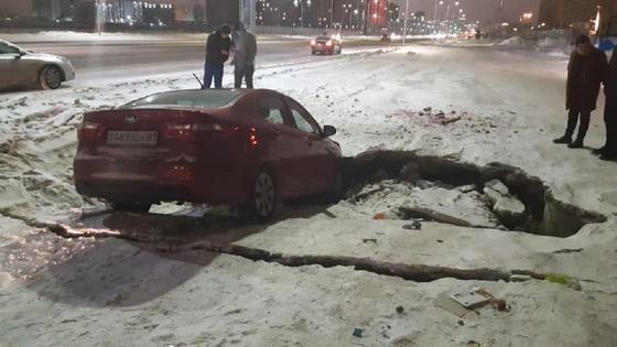 Kia Rio провалилась под землю в Нур-Султане (фото) Kia Rio провалилась под землю в Нур-Султане (фото)