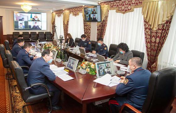 Ерлан Тургумбаев и сотрудники МВД на онлайн-приеме Ерлан Тургумбаев и сотрудники МВД на онлайн-приеме
