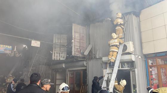Пожарные тушат возгорание на рынке в Алматы Пожарные тушат возгорание на рынке в Алматы