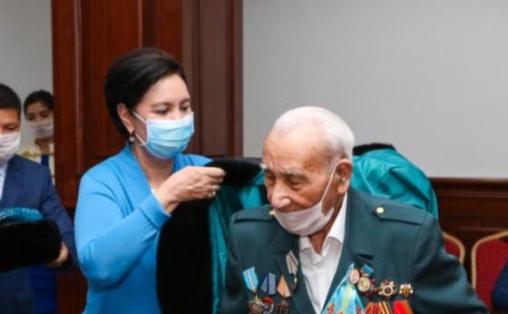 Әбдіқалықова 100 жасқа толған ардагер Бөрібай Құлмановты құттықтады Әбдіқалықова 100 жасқа толған ардагер Бөрібай Құлмановты құттықтады