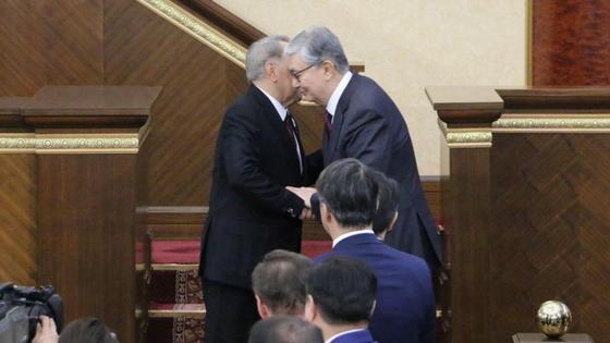 Назараев и Токаев обнялись в конце церемонии инаугурации (фото) Назараев и Токаев обнялись в конце церемонии инаугурации (фото)