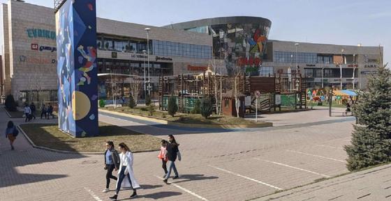 Закрылась Мега: что происходит в крупном торговом центре (фото) Закрылась Мега: что происходит в крупном торговом центре (фото)