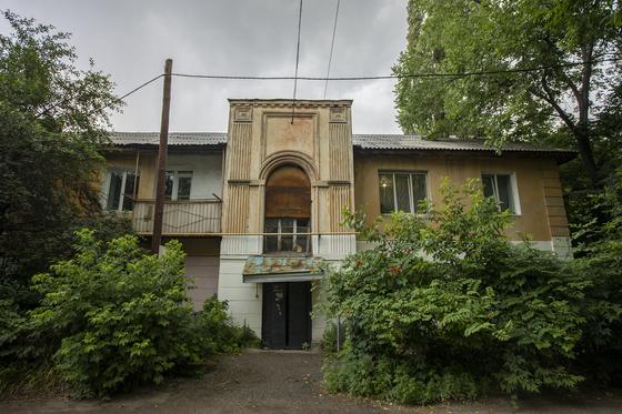 Дом стоит в центре города Дом стоит в центре города