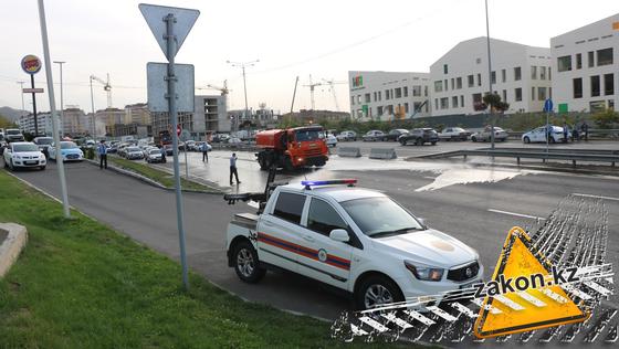 Поливочная машина едет мимо места аварии на ВОАД Поливочная машина едет мимо места аварии на ВОАД