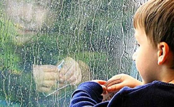 Ресейде үш кішкентай бала өлген анасының жанында бірнеше күн отырған Ресейде үш кішкентай бала өлген анасының жанында бірнеше күн отырған