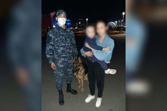 Полицейский помог маме малыша Полицейский помог маме малыша
