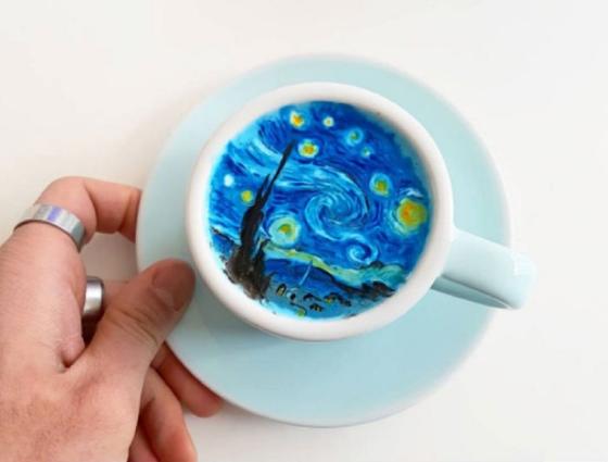 Кореялық бариста кофе көбігінде сурет салады Кореялық бариста кофе көбігінде сурет салады